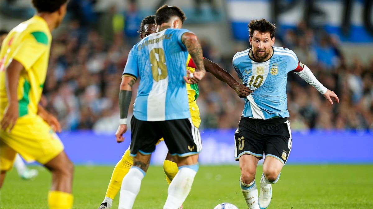 Otamendi le dio a la Scaloneta un primer tiempo que no se va a recordar, pero la noche era de la Pulga