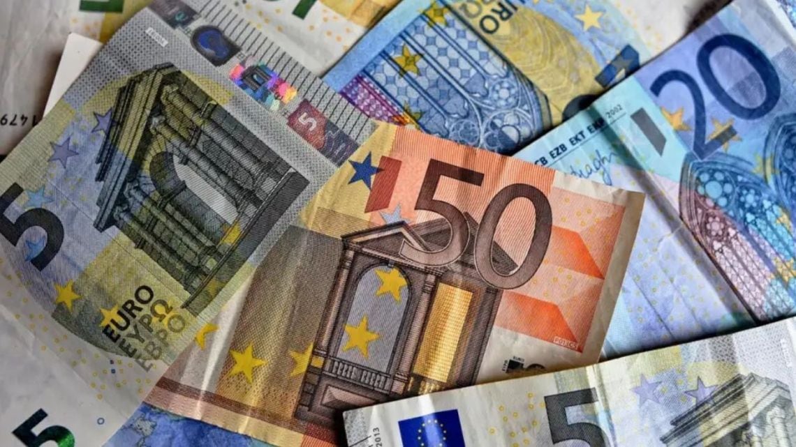El euro blue cedió seis pesos en la rueda del viernes y se alejó del récord intradiario