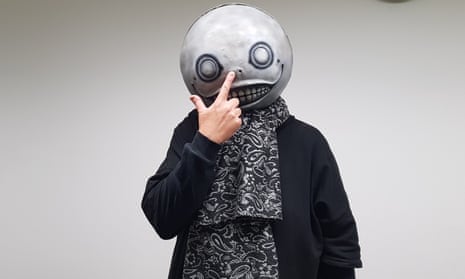 La máscara de Yoko Taro y el miedo a olvidarlo todo: el creador de NieR ya no quiere trabajar, pero sigue en movimiento