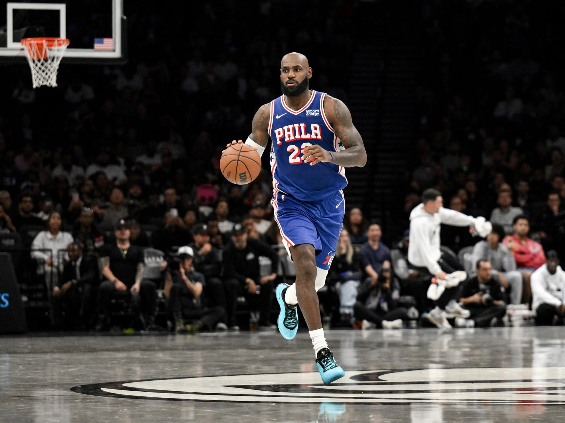 El Rey se puso la camiseta de los Sixers y Brooklyn le aguó la fiesta en el debut