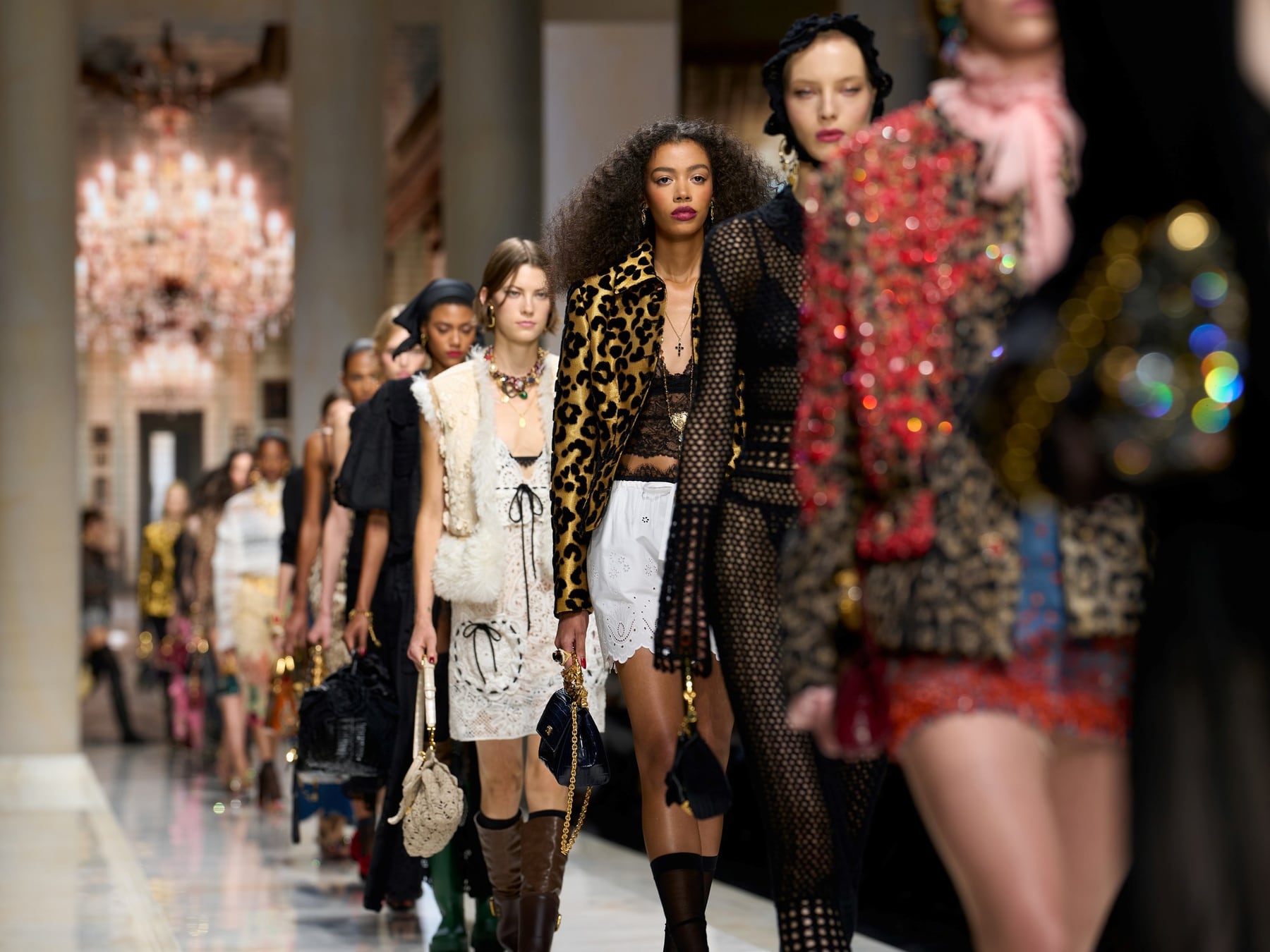 La Semana de la Moda de Milán cerró su edición con una marcada tendencia al brillo y la experimentación