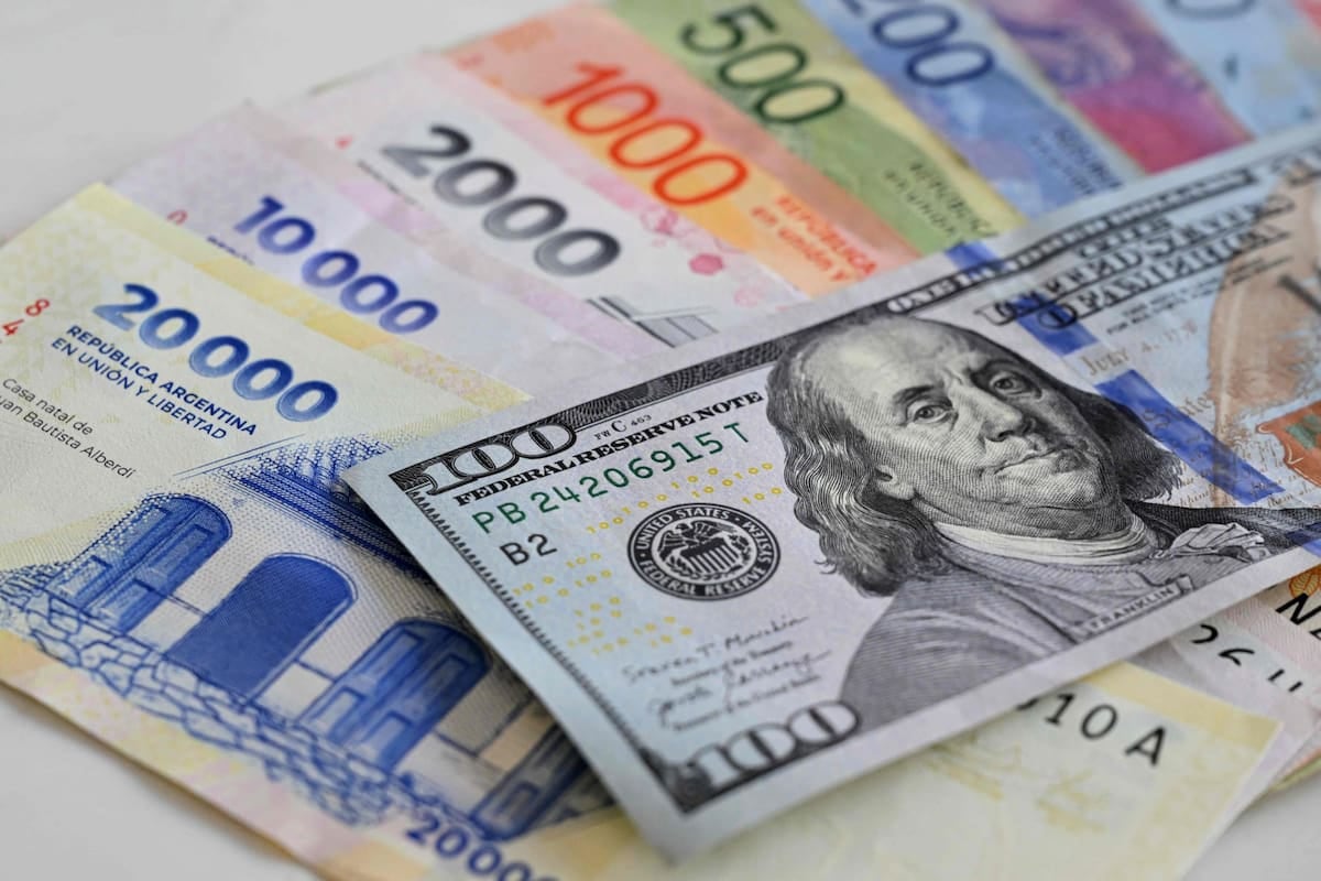 En julio Argentina quedó por debajo del promedio regional en dólares, aunque la indumentaria y los restaurantes conservan el liderazgo en la cima de los precios