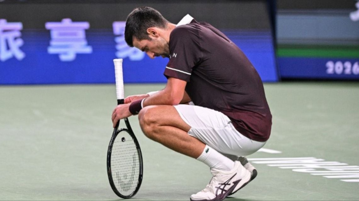 Nole se pinchó en Shanghái y ahora ruega por un milagro en París