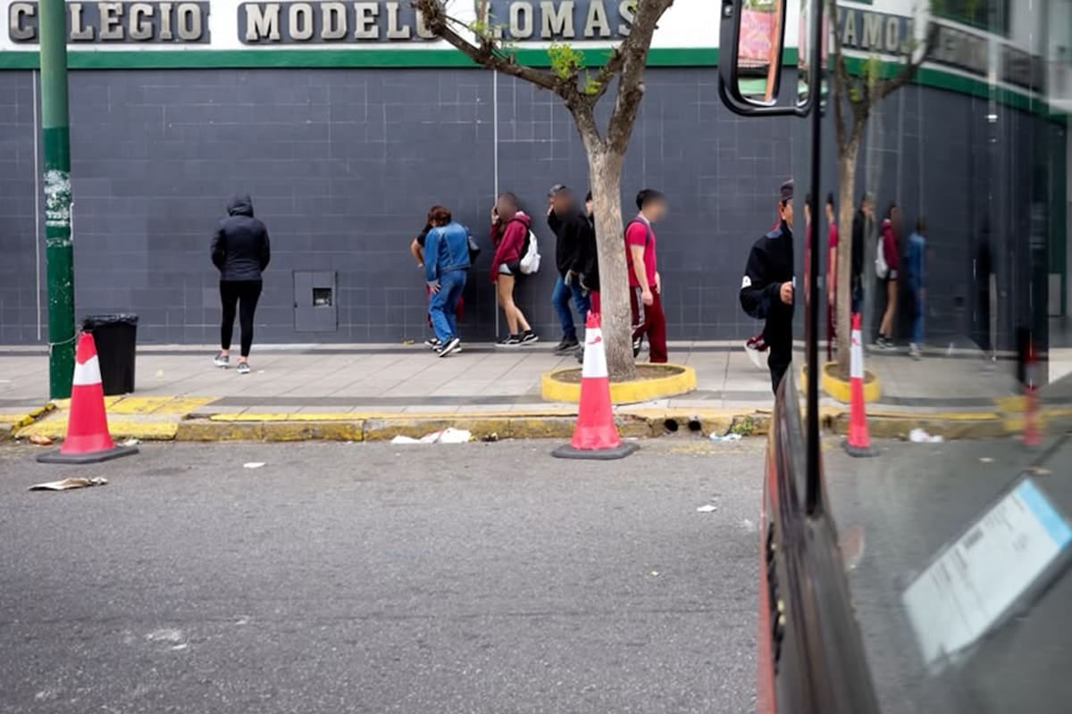 Imágenes manipuladas con inteligencia artificial en un colegio de Lomas de Zamora: cuatro adolescentes investigados y un daño emocional que trasciende la falsedad del material