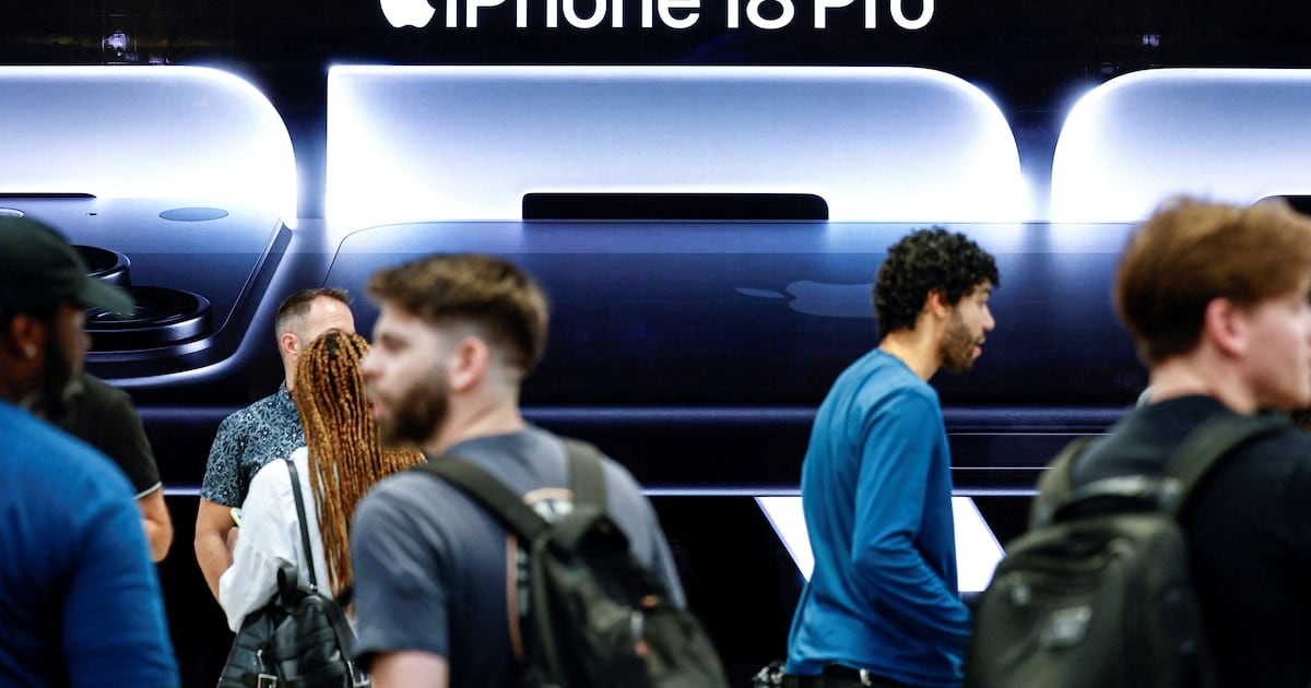 La burbuja de la inteligencia artificial golpea al celular más caro de Apple y lo deja en la vidriera