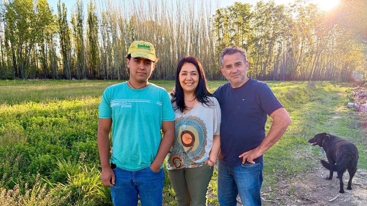 Una pareja de Centenario resignificó la vida de chacareros y sostiene la tierra familiar con sueldos de la educación pública