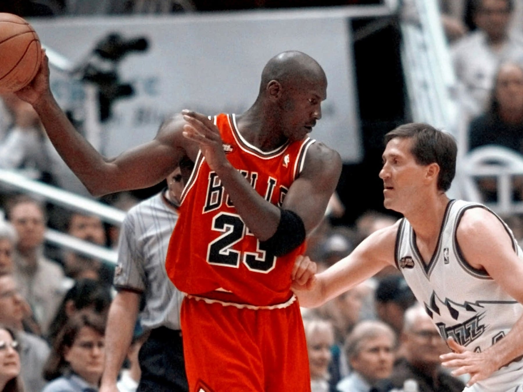 Catorce millones por un trapo rojo con el 23: la camiseta de Jordan pulveriza todos los registros del básquet