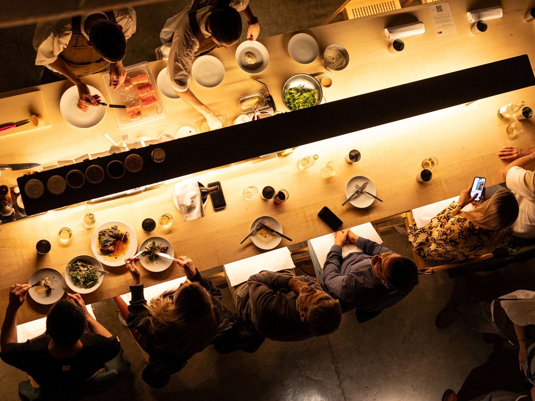Comemos menos, sacamos más fotos y compartimos el plato: así cambiaron las salidas a comer en Buenos Aires