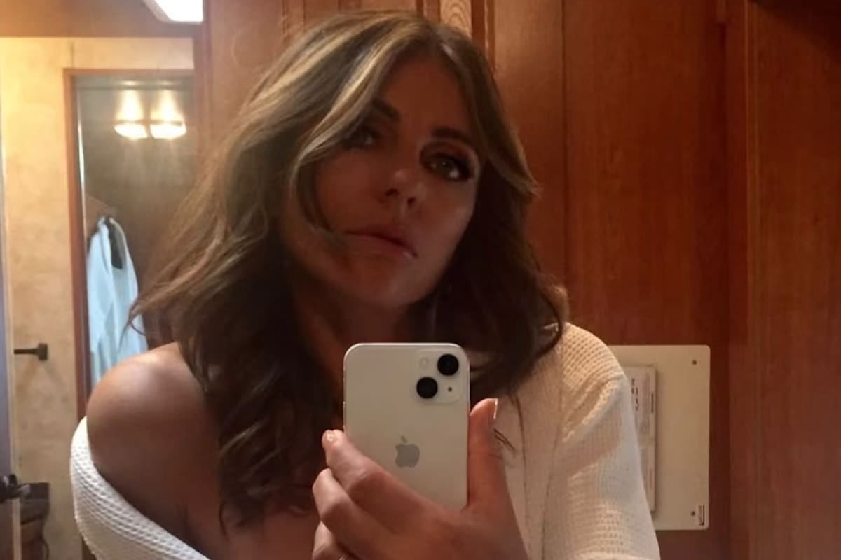 Elizabeth Hurley volvió al set de The Burbs y un anillo de diamantes encendió las redes