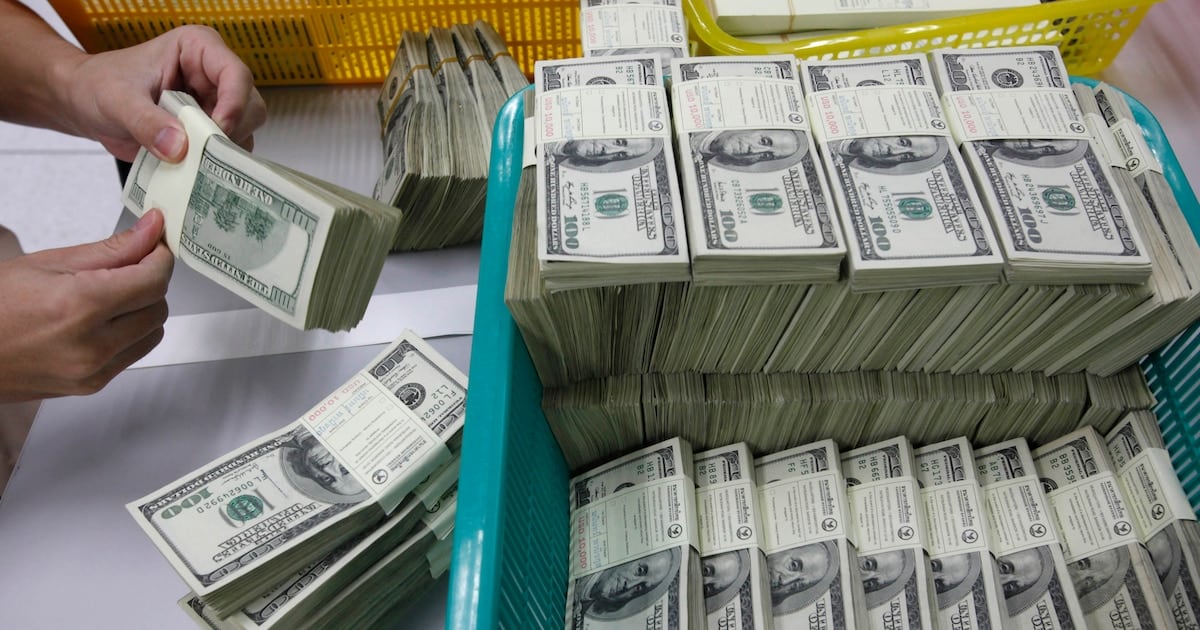 La pizarra cambiaria cerró el jueves con el billete inmóvil en los 1.535 pesos y el blue a 1.550
