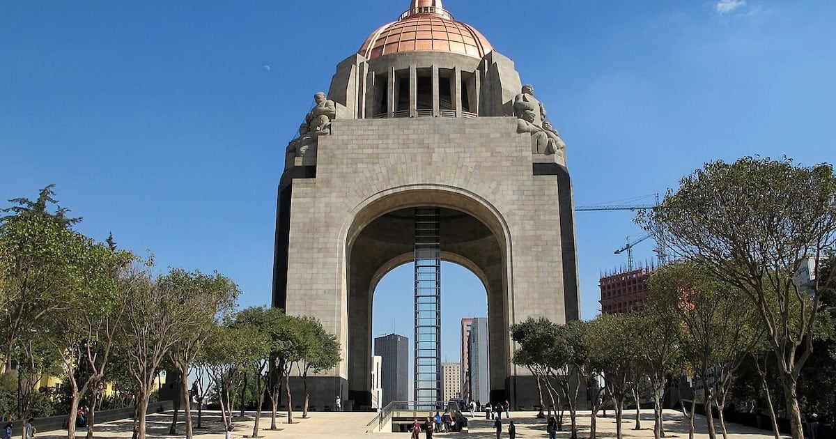 Un gigante de la Revolución que se sube en ascensor y mira toda la Ciudad de México