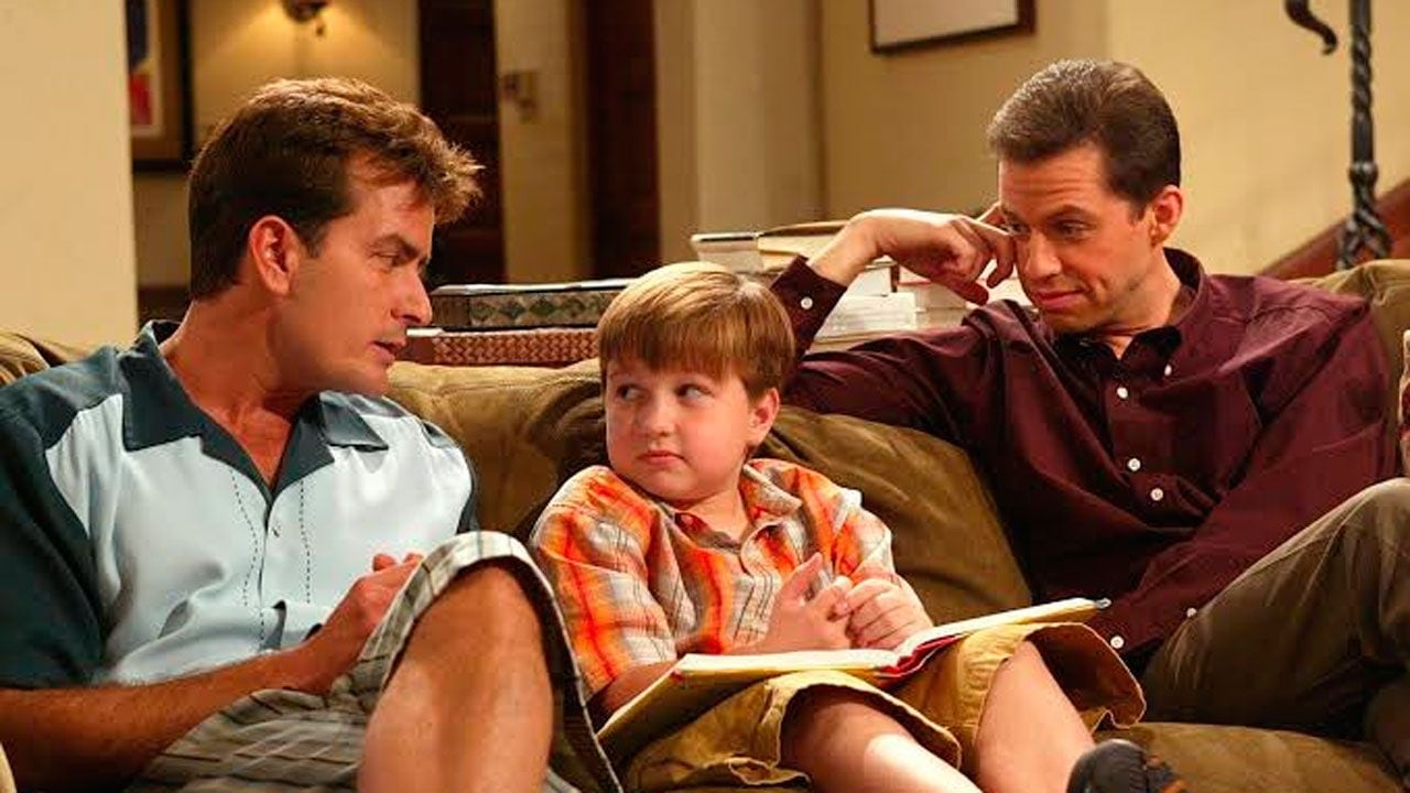La vez que Hugh Grant dijo que no a 750 mil dólares por capítulo y le abrió la puerta a Ashton Kutcher