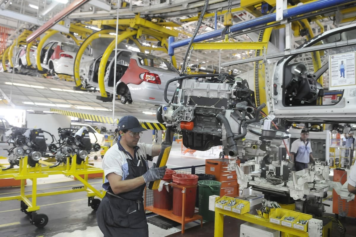 La industria operó al 58,5% de su capacidad en agosto y acentuó la brecha frente al año pasado