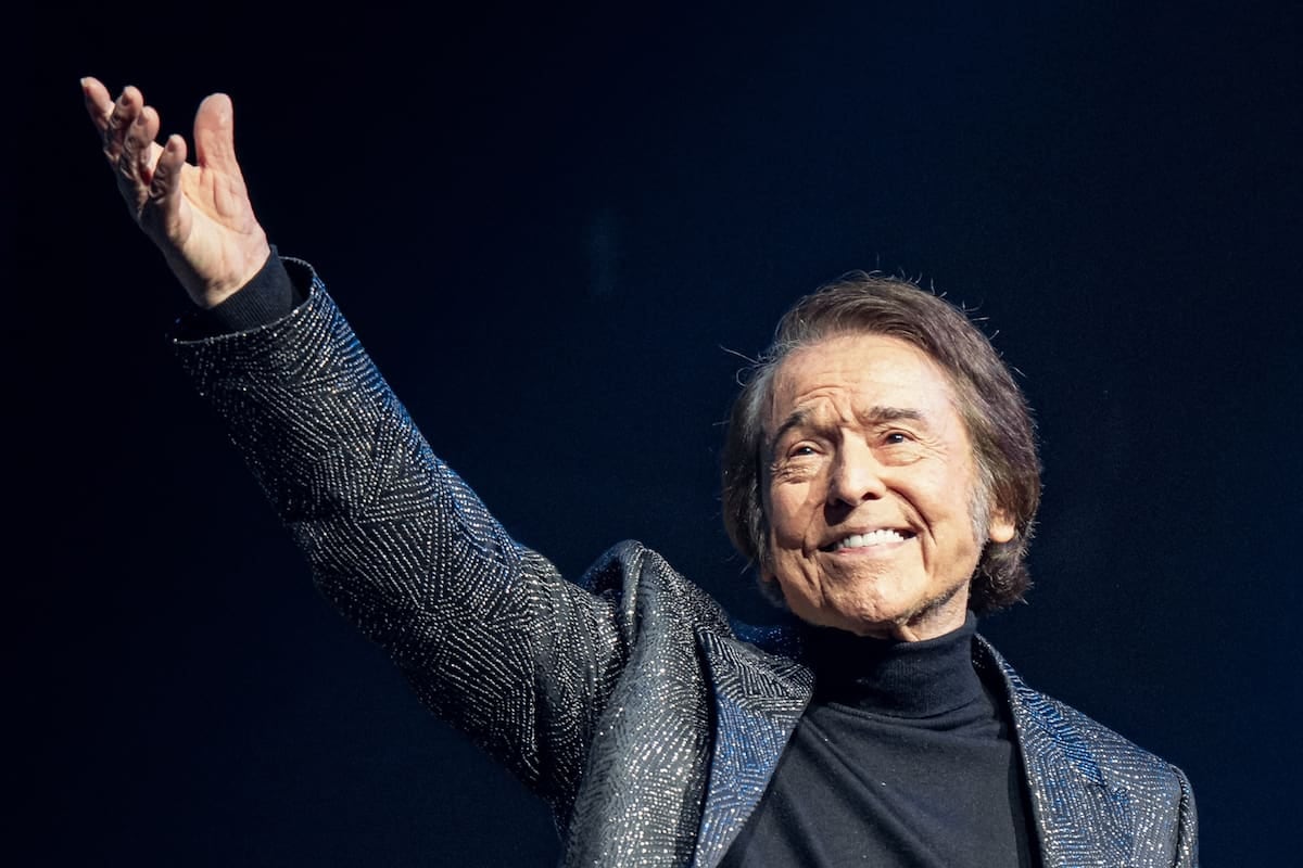 Raphael vuelve al Gran Rex con sus seis décadas a cuestas y una serie que le cuenta la vida