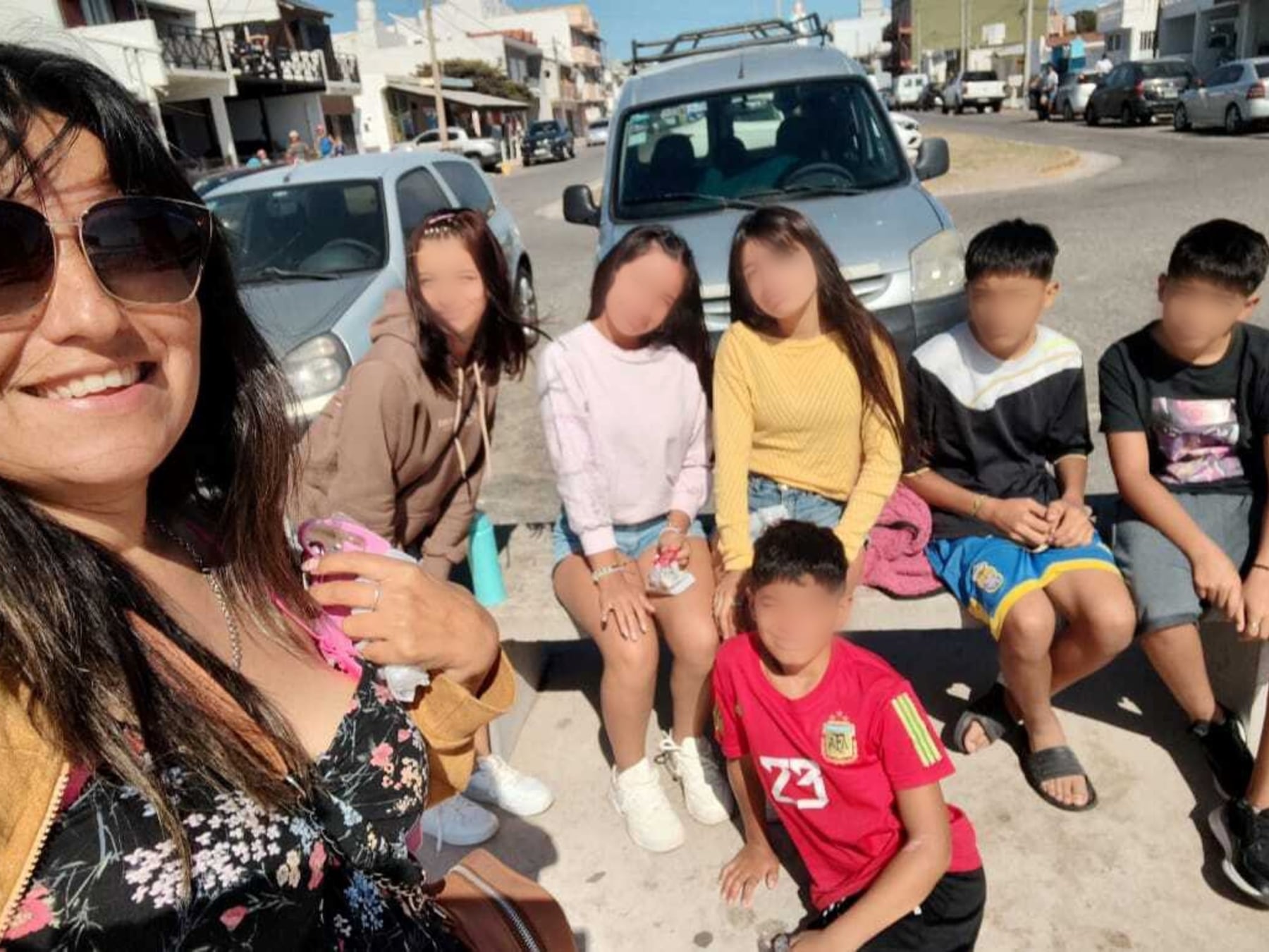 Una docente platense adoptó a seis hermanos y, poco después, dio a luz: la familia que pasó de dos a nueve integrantes