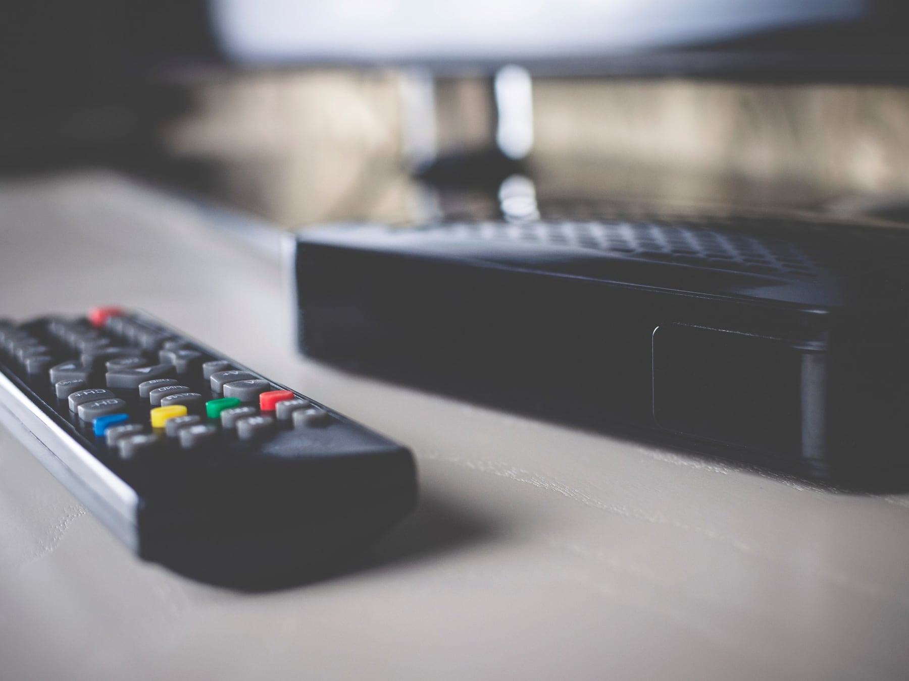 La caja de TV que vino con un intruso adentro: cómo un firmware malicioso puede convertir tu living en una puerta abierta