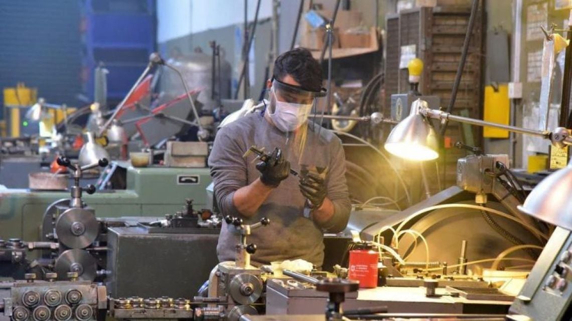 La industria opera con cuatro de cada diez puntos de su capacidad apagados y la informalidad gana terreno entre los trabajadores desplazados