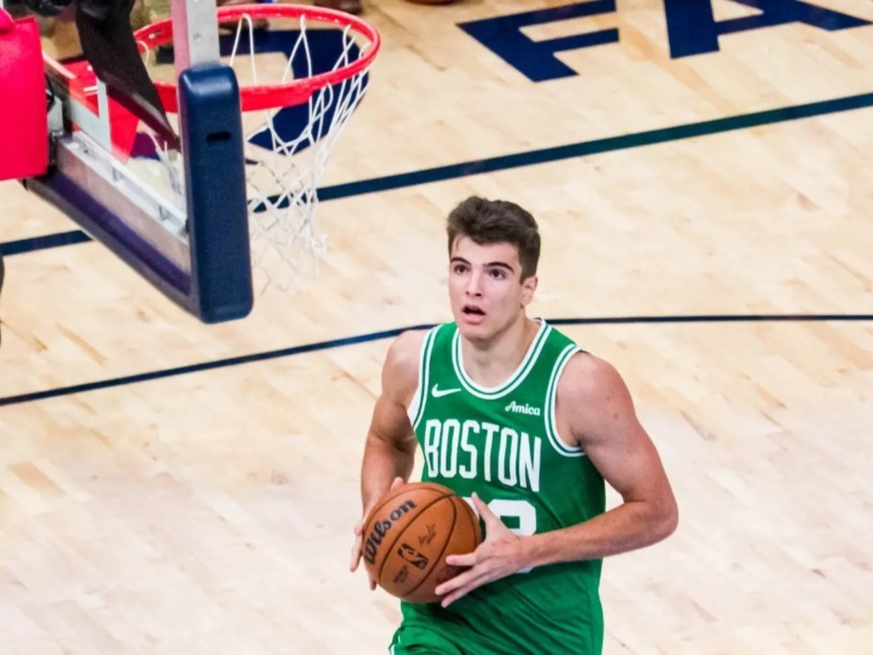 González trotó hasta el aro con la pelota en la mano y los árbitros de la NBA miraron para otro lado