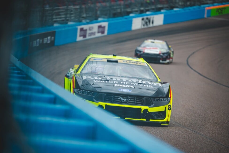 Phoenix y una pole con aroma a revancha: Blaney manda y Larson se complica solo