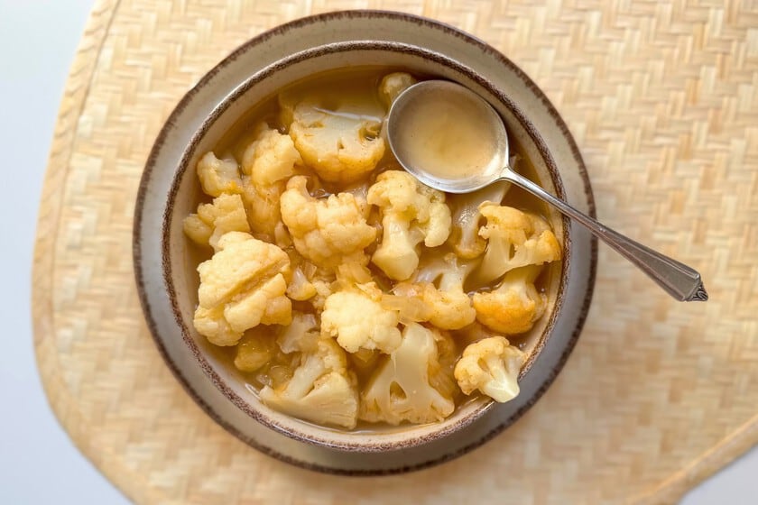 Sopa de coliflor a la antigua: con los ramilletes enteros, pimentón y una cuchara grande
