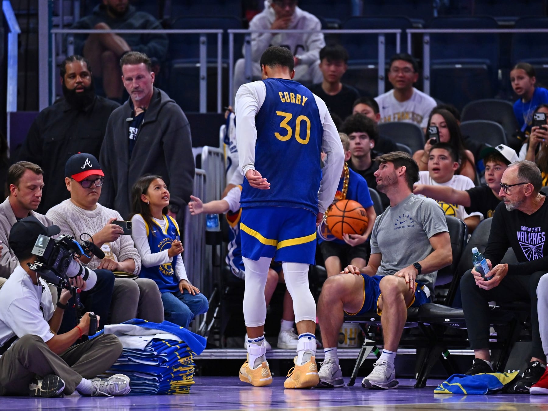 Curry se bajó el sueldo, se subió al avión y se torció el tobillo: arranca la NBA con más dudas que certezas