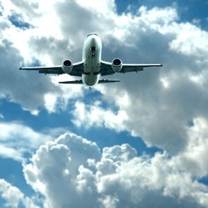 La carga tributaria sobre los pasajes aéreos internacionales de la Argentina vuelve a quedar primera en la región, aunque a la mitad que en 2022
