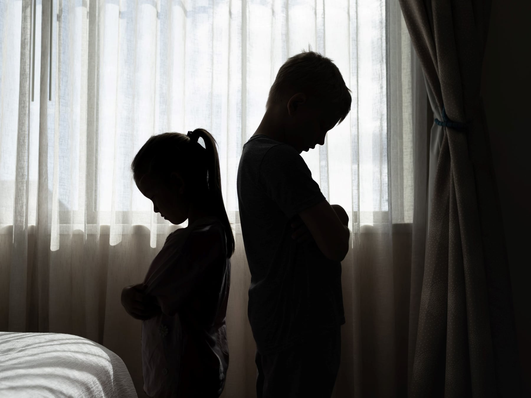 La infancia no se hereda en bloque: por qué hermanos criados bajo el mismo techo construyen memorias dispares