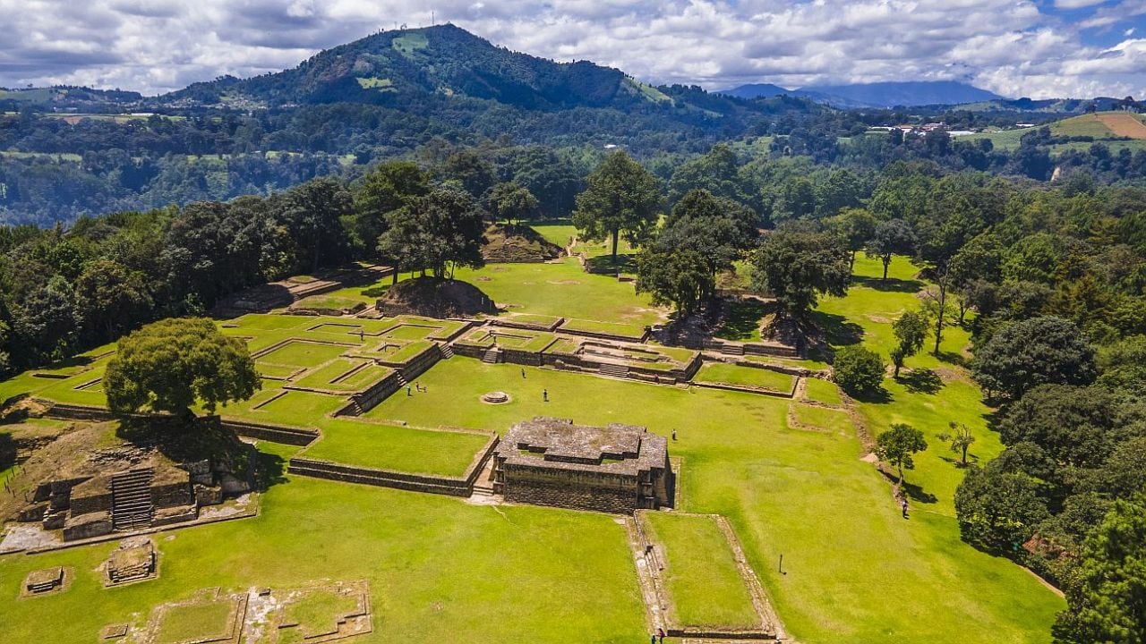 Guatemapa chico, gigante: volcanes, mayas y un lago que se recorre en lancha