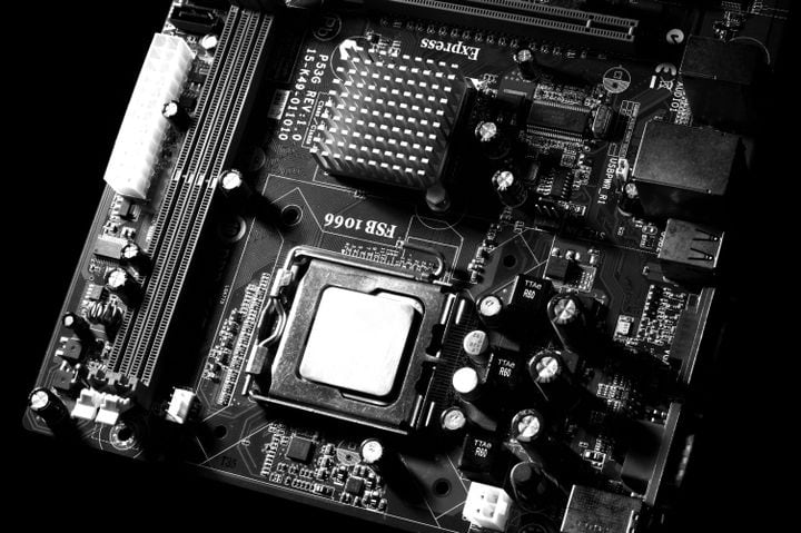 Placas con cara de animé y corazón AMD: GIGABYTE mete ilustraciones japonesas en sus motherboards B850