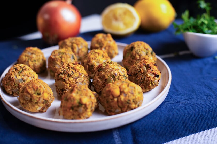 Bolitas veganas de garbanzos y brócoli: una cena fácil, crocante y sin gluten
