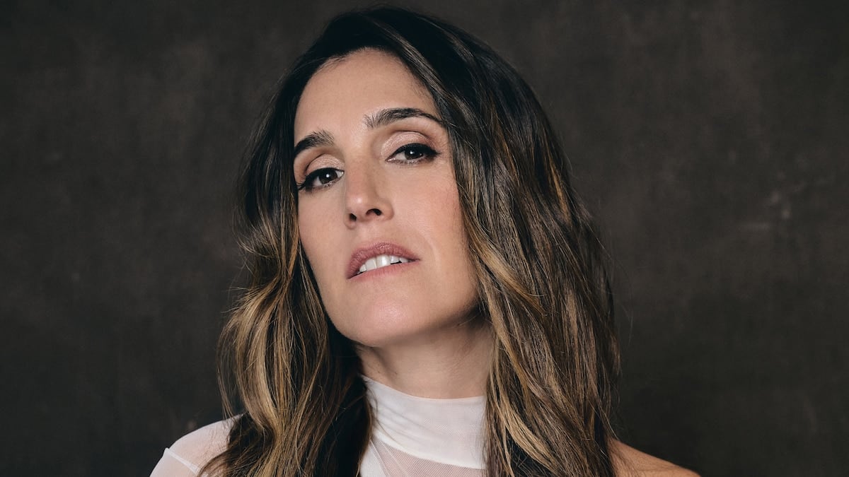Soledad Pastorutti mira hacia atrás sin soltar elitelistón
