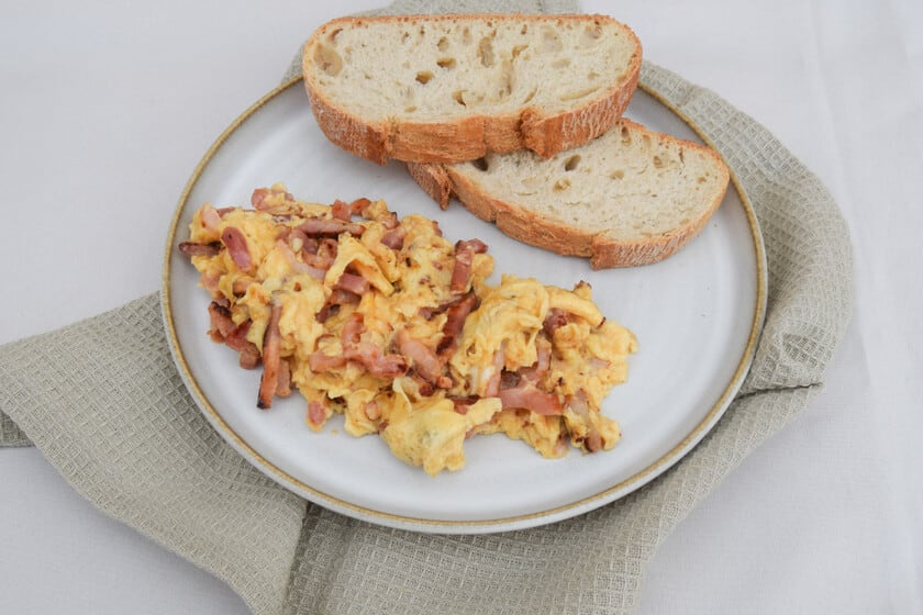 El secreto está en el fuego bajo: cómo preparar huevos revueltos con bacon sin que queden secos