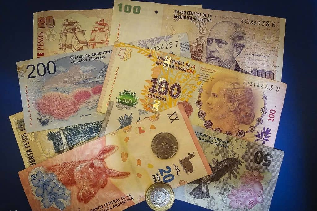 El dólar oficial abre la semana estable en $1.500 y $1.550