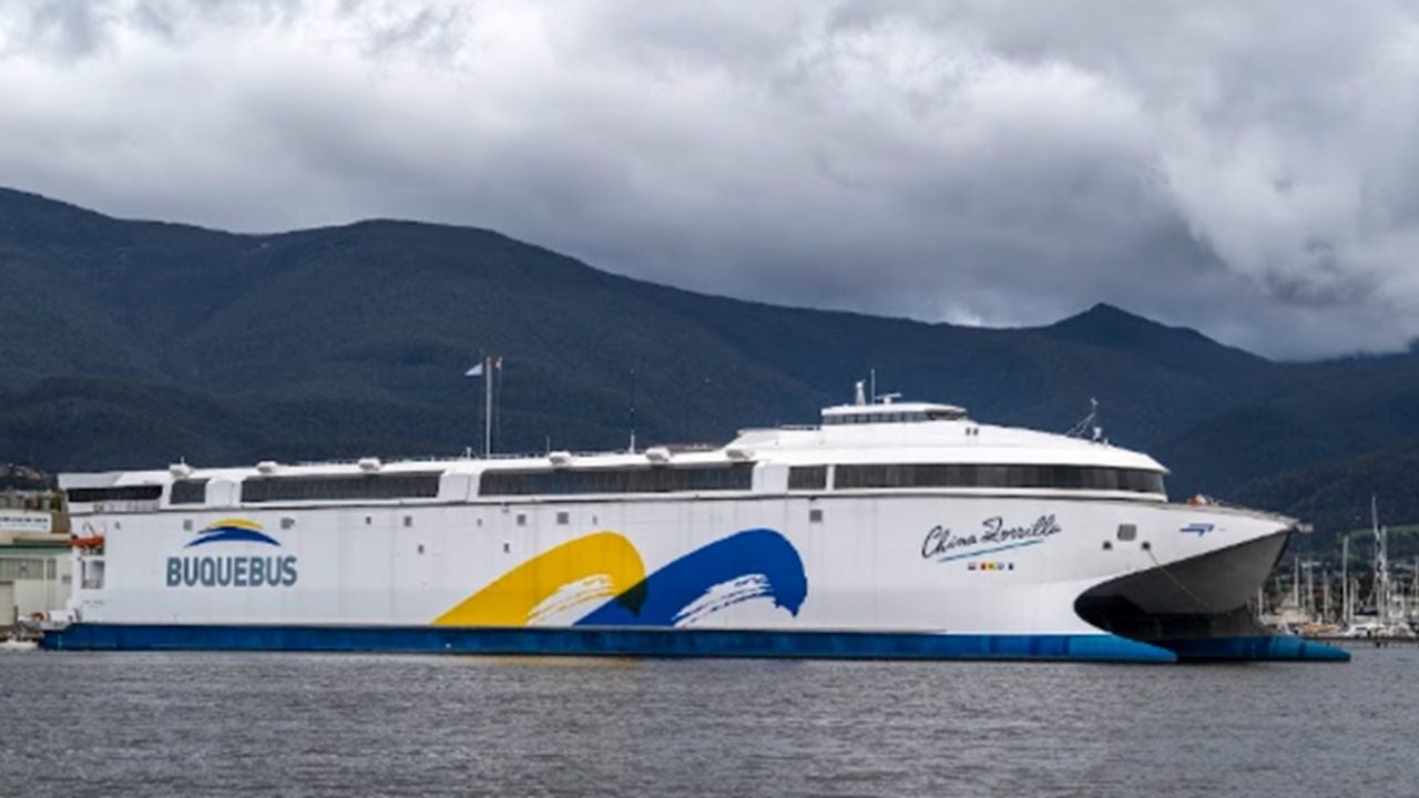 Un catamarán eléctrico comenzó a cruzar el Río de la Plata entre Buenos Aires y Colonia