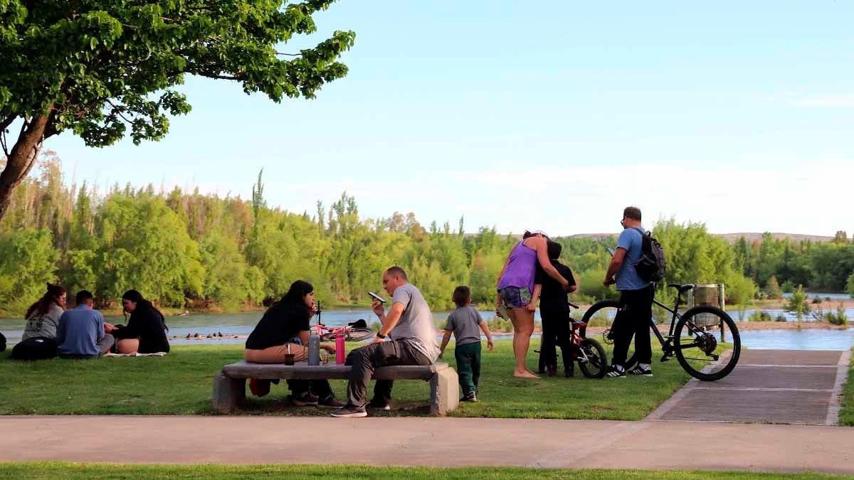Una tarde de sol reunió a vecinos junto al Limay y el pronóstico anticipa más calor
